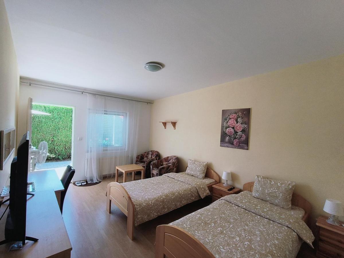 Cozy Room With Garden In Bratislava Bagian luar foto