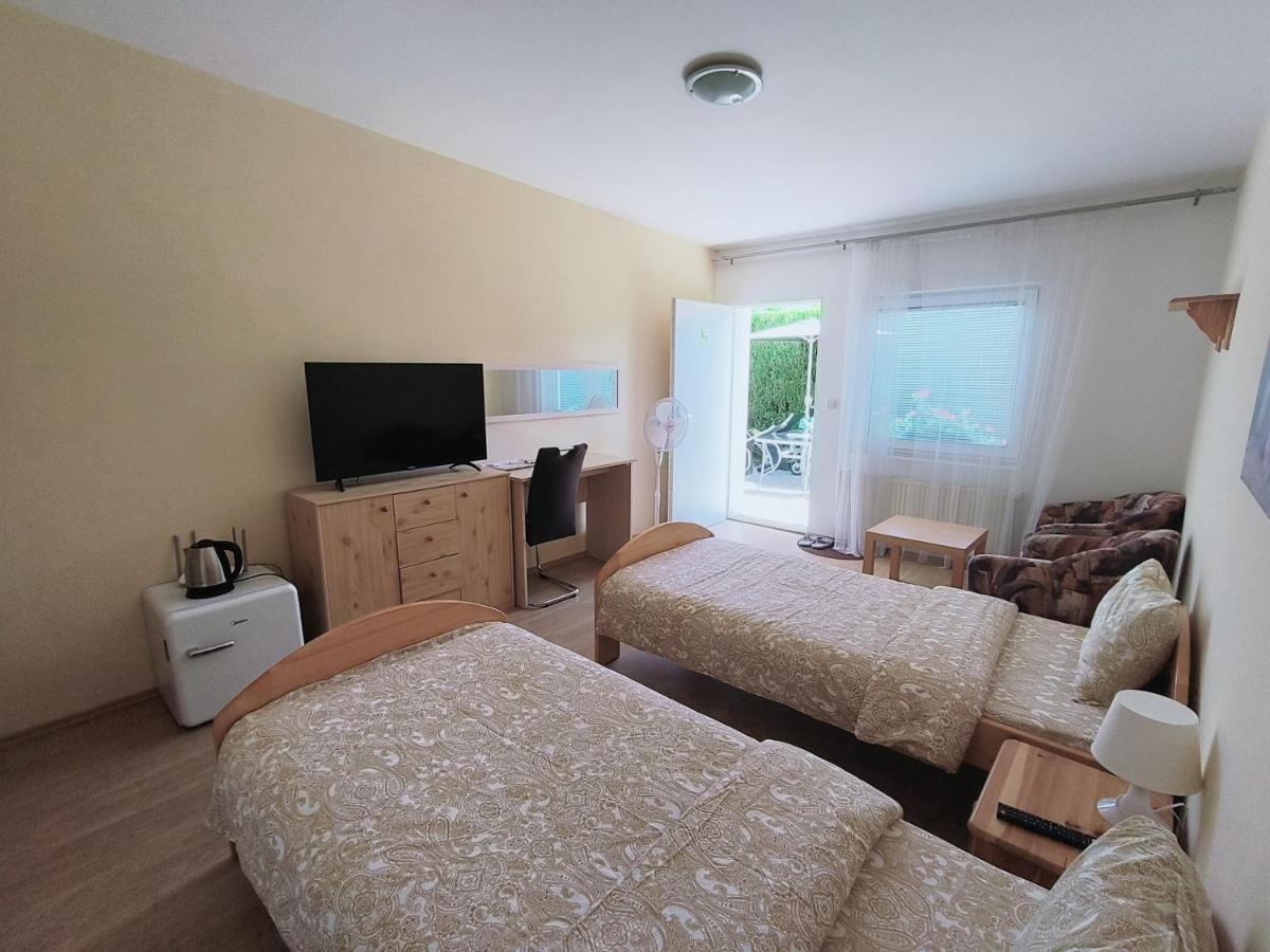 Cozy Room With Garden In Bratislava Bagian luar foto