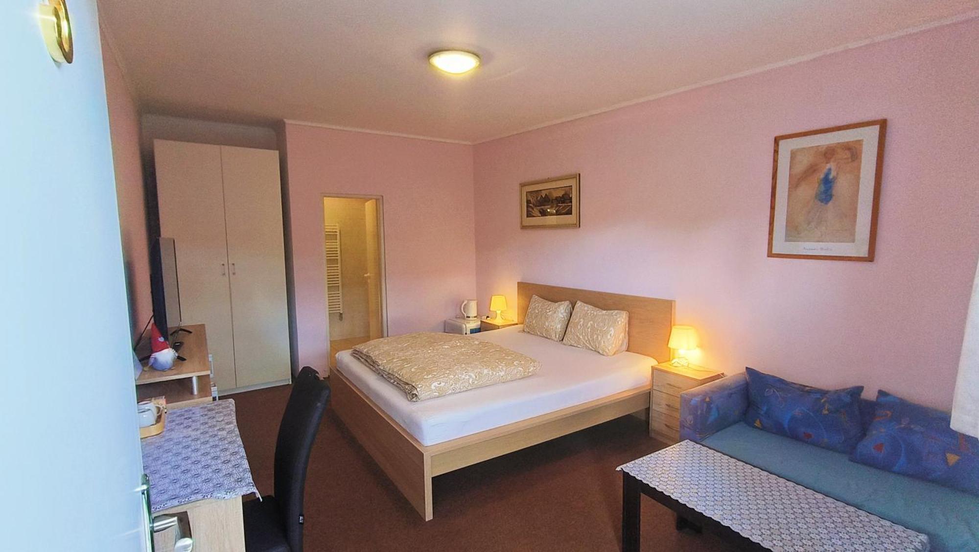 Cozy Room With Garden In Bratislava Bagian luar foto