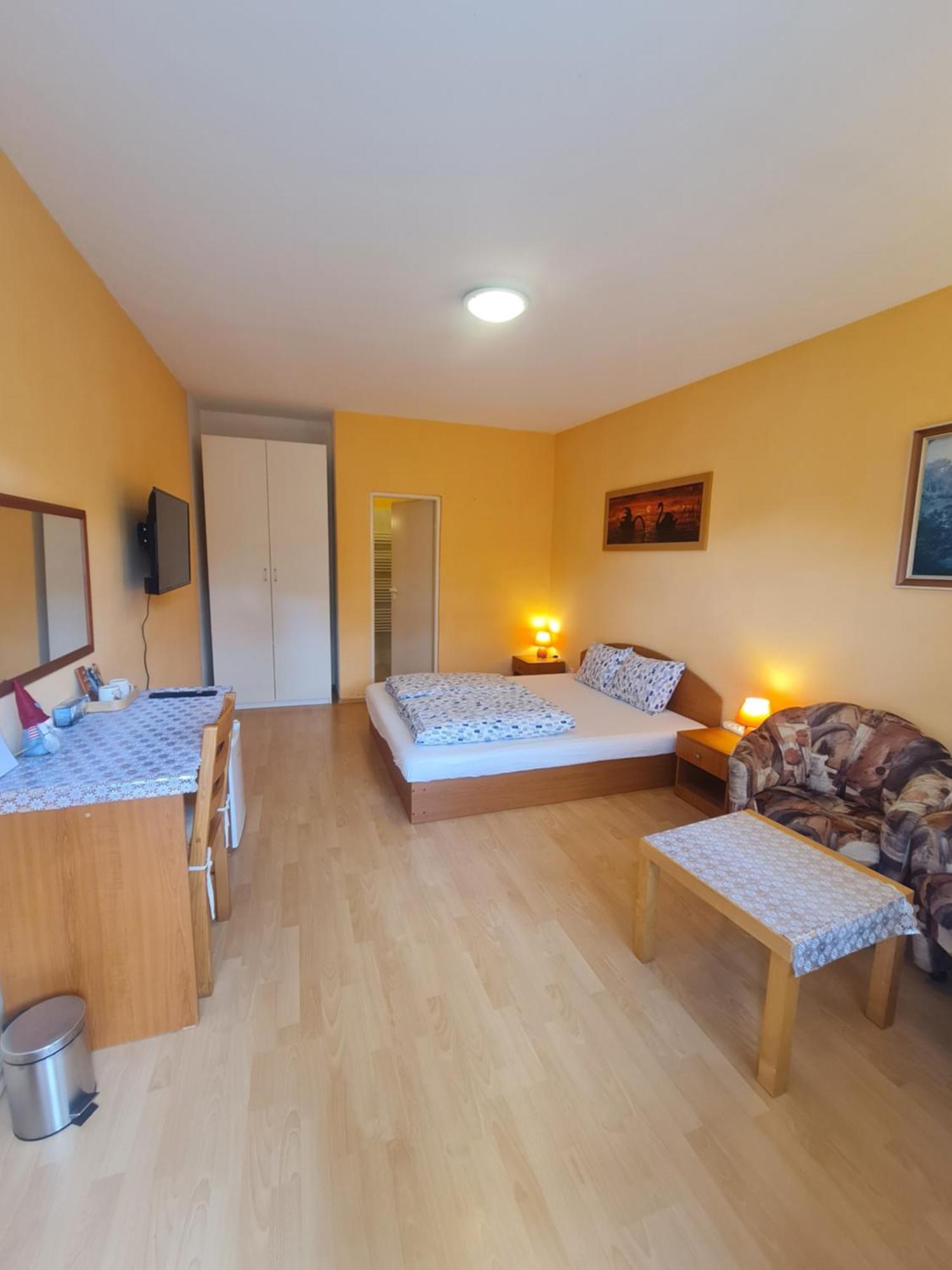 Cozy Room With Garden In Bratislava Bagian luar foto