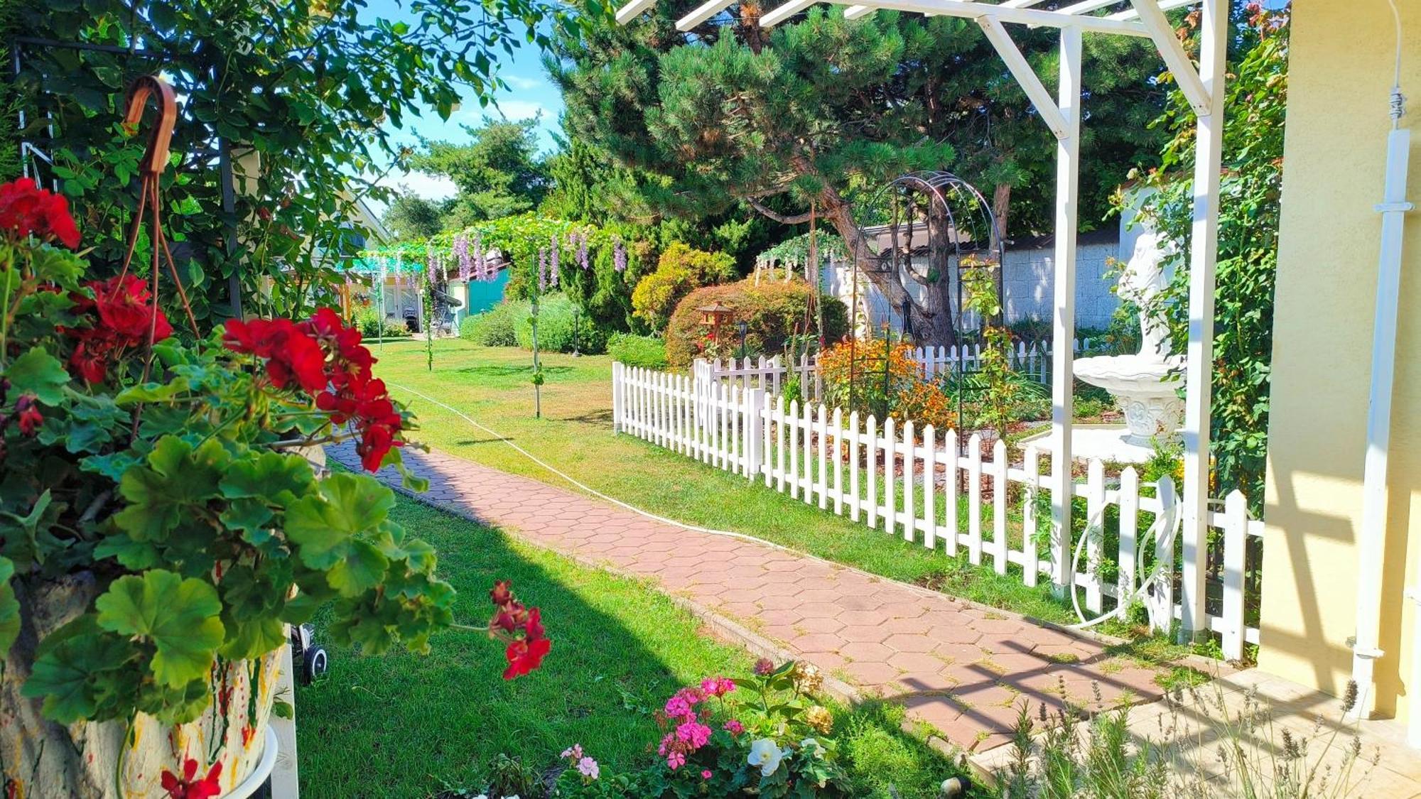 Cozy Room With Garden In Bratislava Bagian luar foto