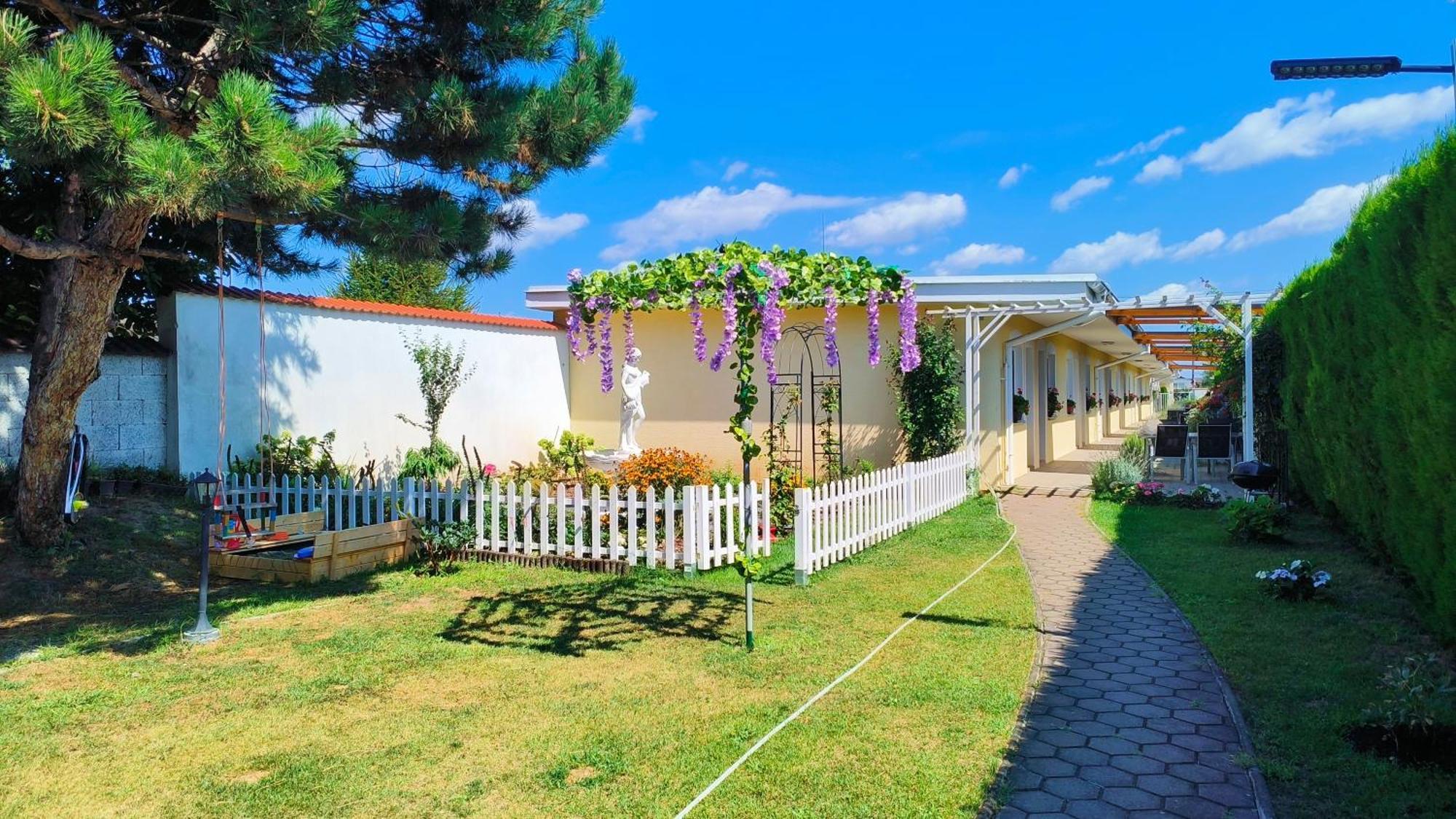 Cozy Room With Garden In Bratislava Bagian luar foto