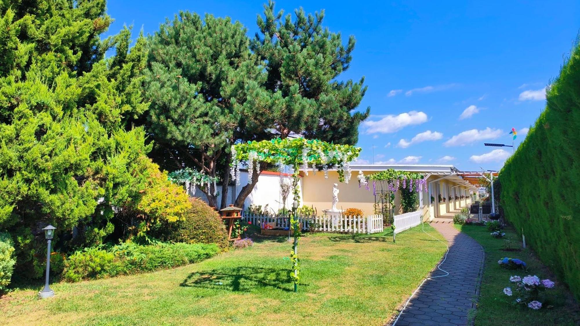 Cozy Room With Garden In Bratislava Bagian luar foto